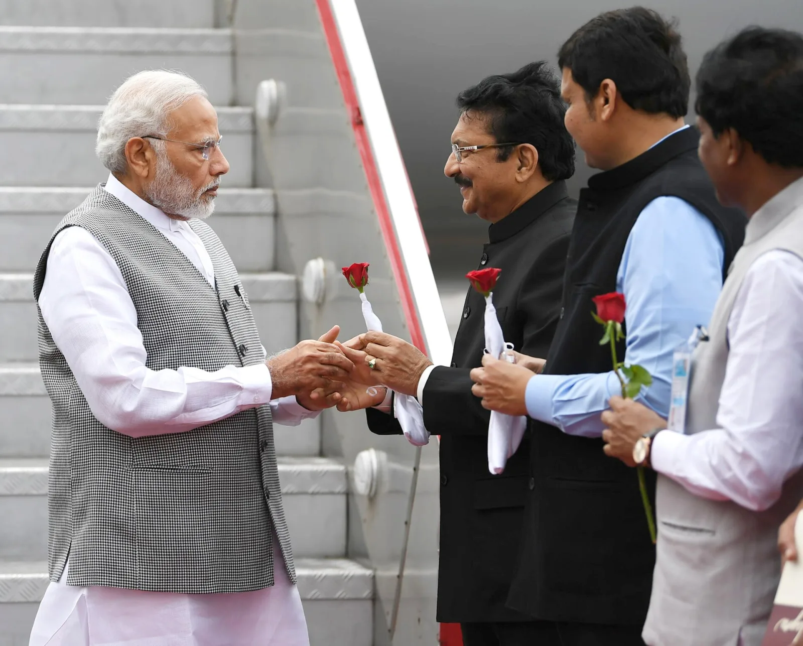 The Prime Minister, Shri Narendra Modi being welcomed by the Governor of Maharashtra, Shri C. Vidyasagar Rao and the Chief Minister of Maharashtra, Shri Devendra Fadnavis, on his arrival, in Mumbai on