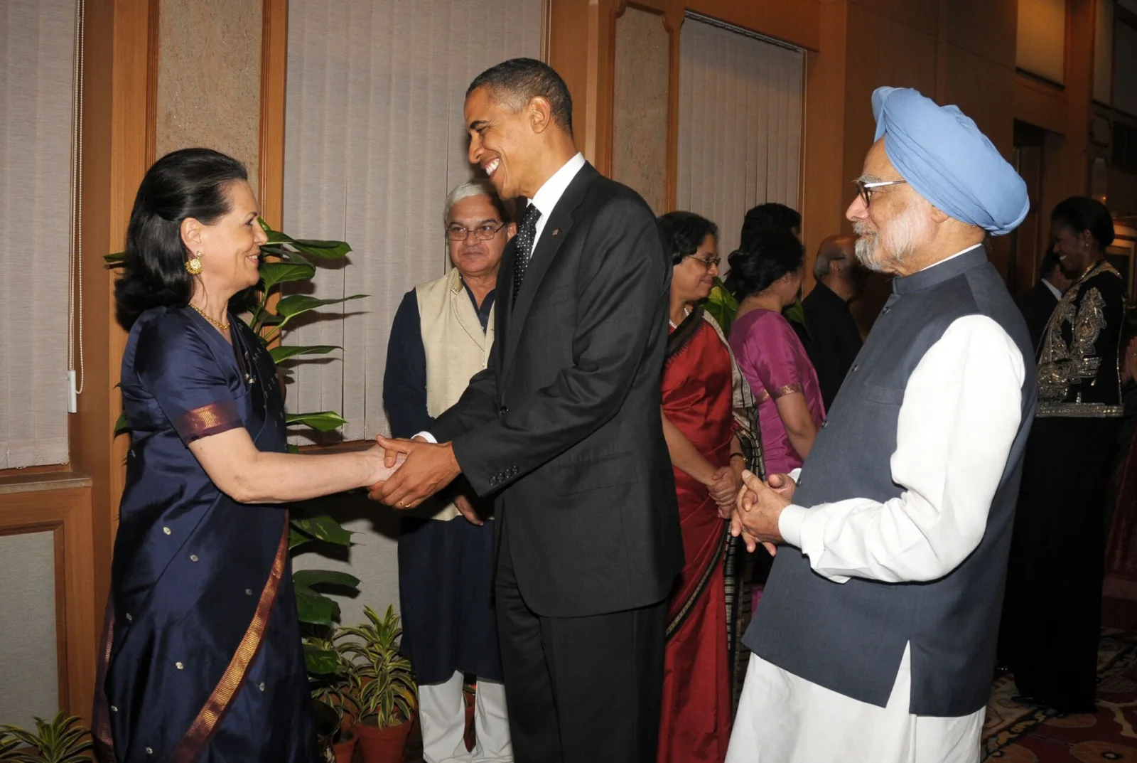 The US President, Mr. Barack Obama with the Chairperson, National Advisory Council, Smt. Sonia Gandhi and the Prime Minister, Dr. Manmohan Singh, at a dinner hosted by the Prime Minister, in New Delhi