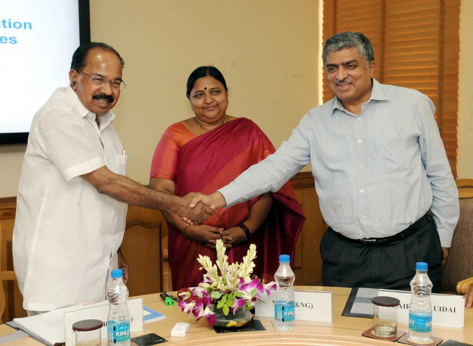 M. Veerappa Moily meeting the Chairman, UIDAI, Shri Nandan Nilekani at the review of DBTL Scheme implementation, in New Delhi. The Minister of State for Petroleum & Natural Gas and Textiles
