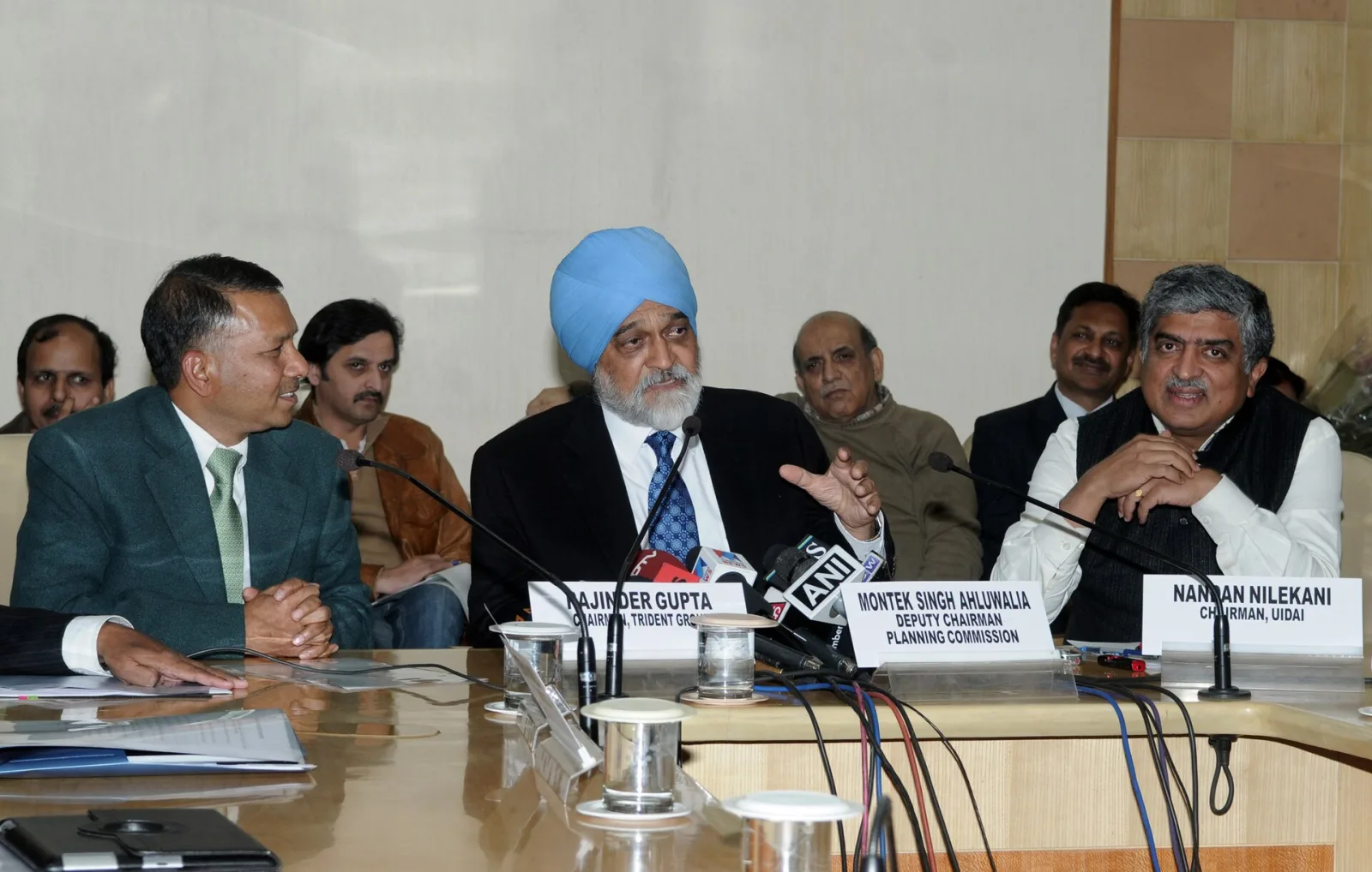 The Deputy Chairman, Planning Commission, Shri Montek Singh Ahluwalia along with the Chairman, UIDAI, Shri Nandan Nilekani and the Chairman, Trident Group