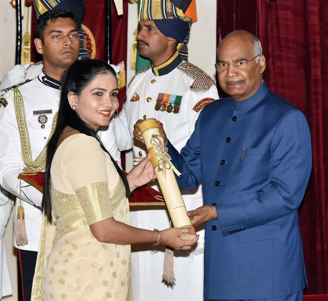 President Ram Nath Kovind felicitates Prashanti Singh with Padma Shri