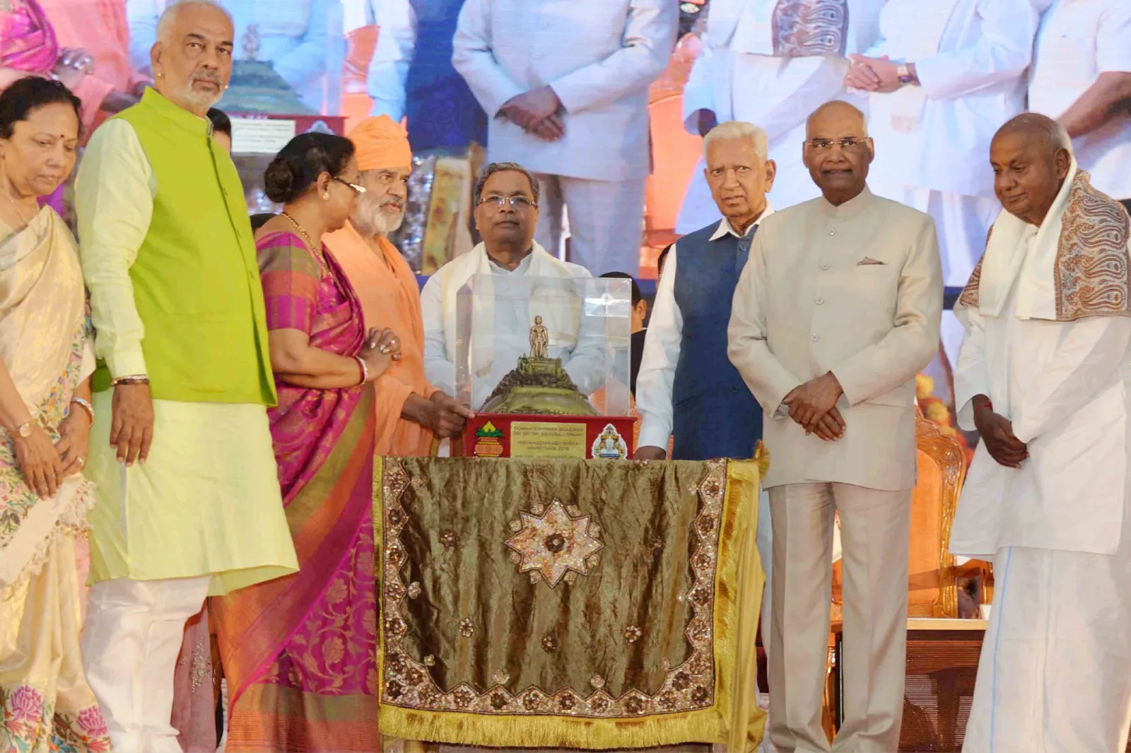 The President, Shri Ram Nath Kovind at the inauguration of the Mahamastakabhisheka Mohotsav 2018 of Gommatshwara Bhagwan Shri Bahubali Swami, at Shravanabelagola, in Karnataka