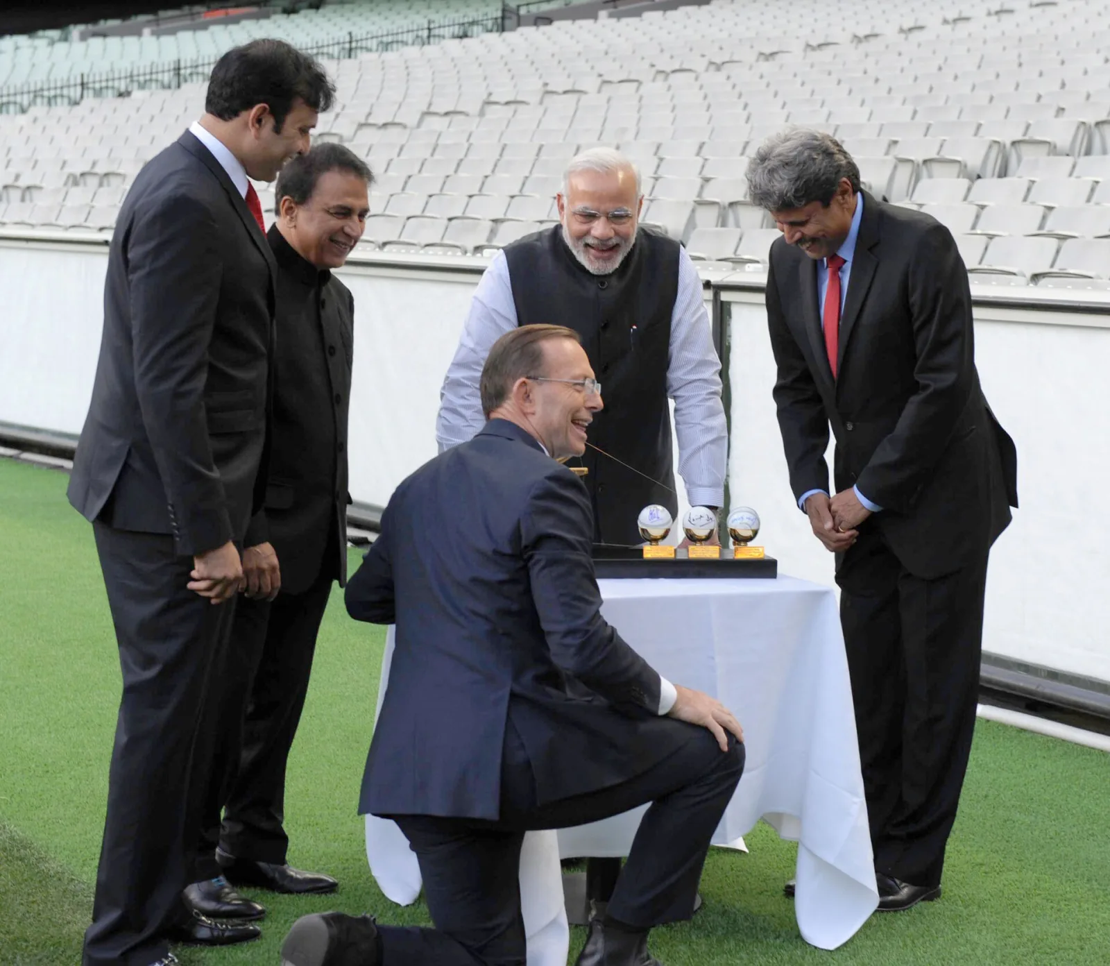 Narendra Modi with the Prime Minister of Australia, Mr. Tony Abbott, Shri Sunil Gavaskar, Shri Kapil Dev and Shri V.V.S. Laxman at the Civic Reception hosted by the Australian PM, at MCG, Australia on