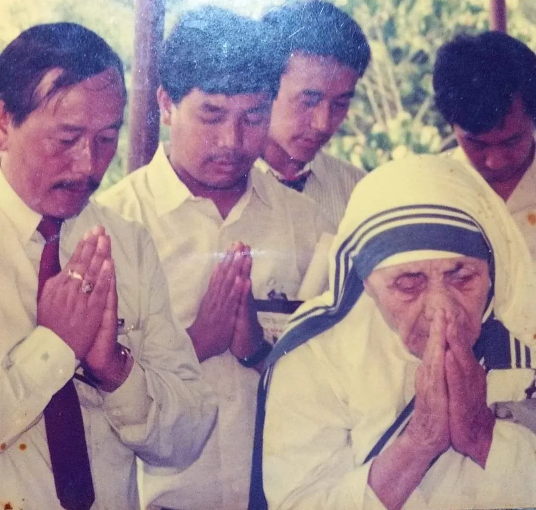 Mother Teresa praying at Borduria, a Nocte village