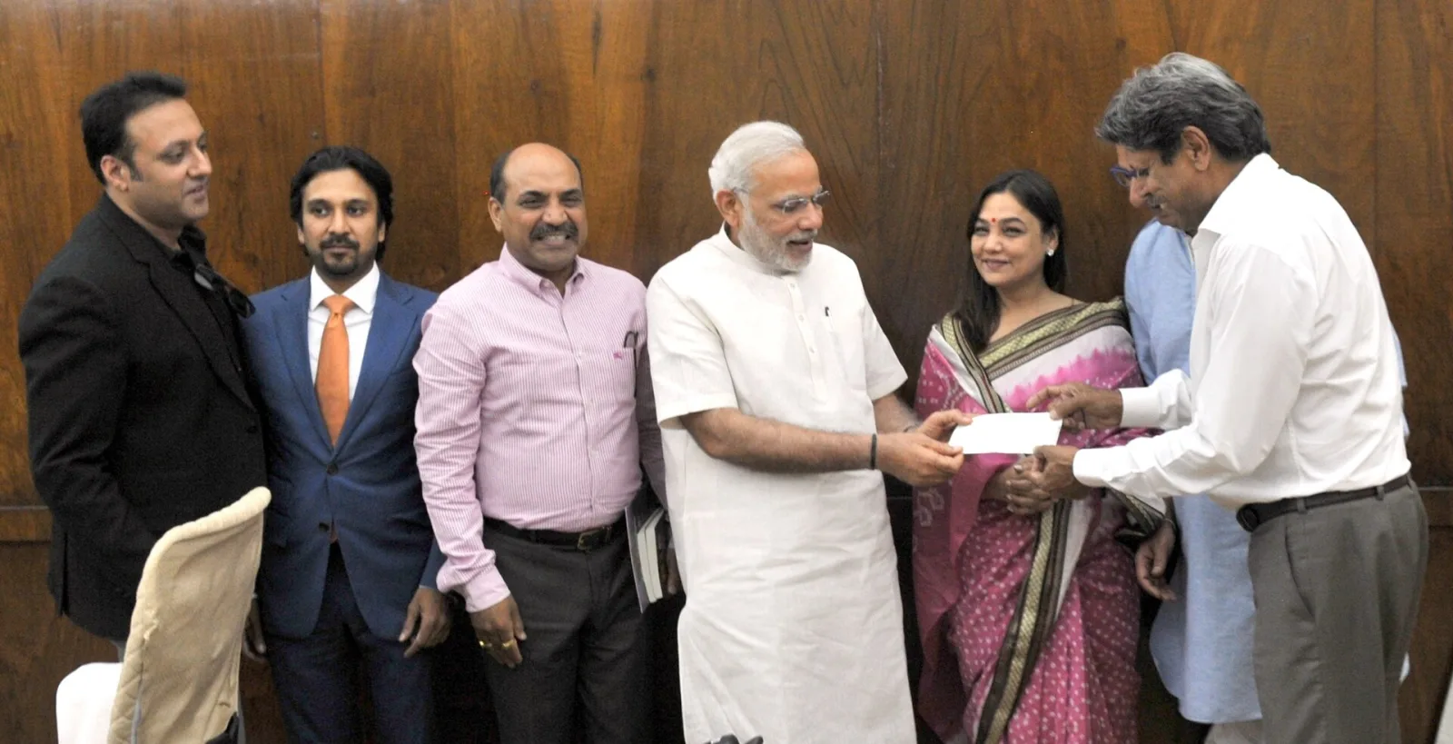 Renowned cricketer and Chairperson of Khushii (Kinship for Humanitarian Social and Holistic Intervention in India), Shri Kapil Dev presenting a cheque of Rs. 51 lakhs to the Prime Minister, Shri Naren