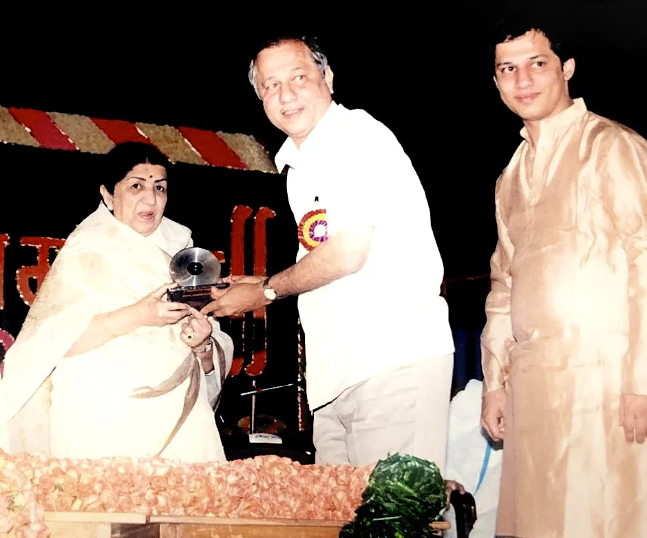 Dnyaneshwar Agashe and Mandar Agashe felicitate Lata Mangeshkar.