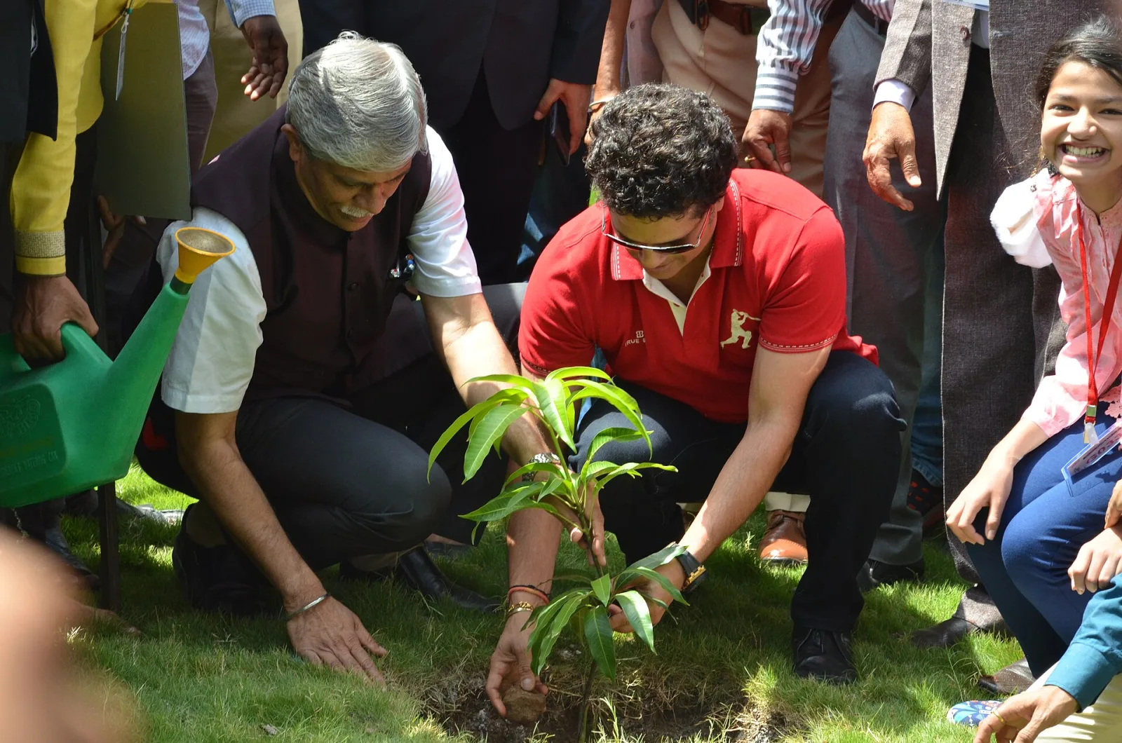 sachin tendulkar planting tree